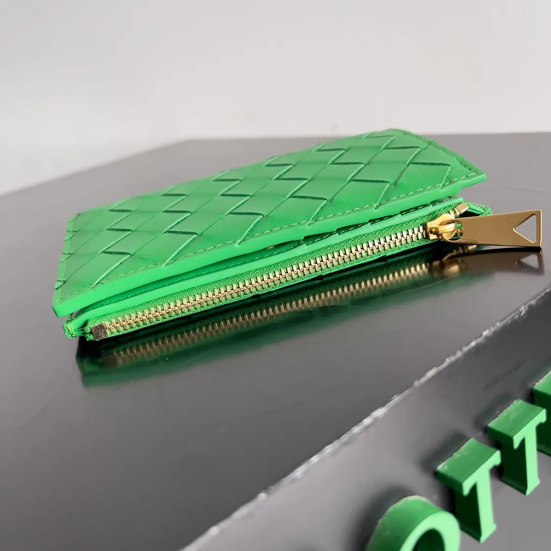 Batch 960 of BOTTEGA VENETA’s new woven small wallets are now shipping! ! ! 🥰🥰Made of carefully selected first-layer sheepskin fabric, this small luxury wallet has an elegant appearance and is also full of practicality. It can store change, driver's license and various cards at the same time. It is so small that it can be put in your pocket and carried with you. It is really convenient [Applause][Applause] Style No.: 667468 Size: 14.5*9.3*2cm